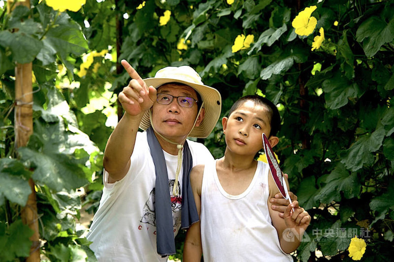導演林見坪（左）執導短片「小黃花」，肯定13歲演員楊博智（右）的演出，認為他領悟力強，連戲的動作與走位都掌握得很快。（放逐引力國際影業）中央社記者王心妤傳真 111年6月7日