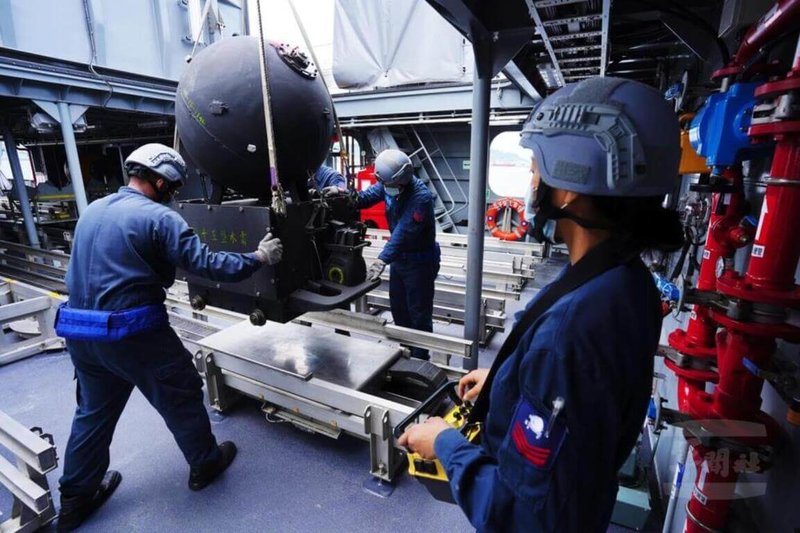海軍第一布雷艇中隊日前執行水雷裝載訓練，將水雷吊掛至布雷軌道，並操作自動布雷系統。（軍聞社提供）中央社記者游凱翔傳真  111年6月7日