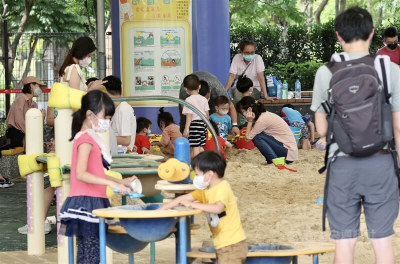 圖為4日台北市兒童新樂園沙坑遊戲區有不少小朋友遊玩同樂，家長在旁陪伴。（中央社檔案照片）