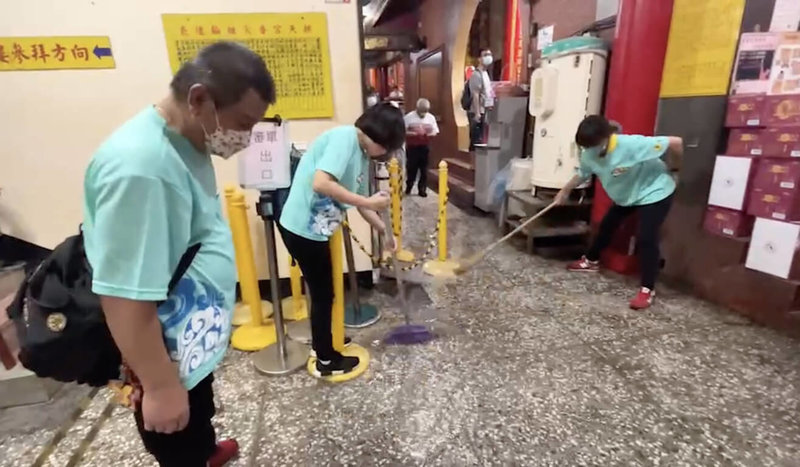苗栗縣通霄鎮白沙屯拱天宮媽祖進香7日凌晨舉行開爐儀式,開爐前數小時的強降雨導致廟前積水宣洩不及,一度淹進拱天宮側邊走廊,志工連忙掃水,廟方表示,百年來未曾淹水,所幸未影響儀式進行。(民眾提供)中央社記者管瑞平傳真 111年6月7日