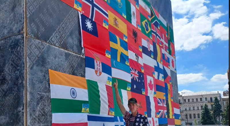 美國公民勞斯為了向「國際軍團」致敬，將軍團成員國籍的國旗掛在基輔獨立廣場石牆上，包括中華民國國旗。（勞斯提供）中央社記者鍾佑貞伊斯坦堡傳真 111年6月7日
