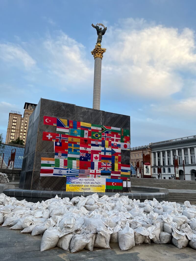 英國「每日電訊報」駐台記者史密斯5日在個人推特發布照片，顯示首都基輔獨立廣場一面牆近日掛上數十國國旗，其中包括中華民國國旗。（圖取自twitter.com/niccijsmith）