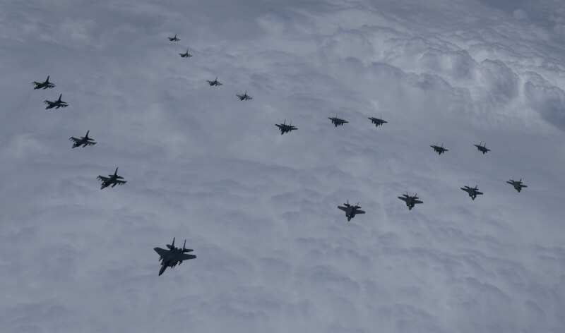 美國和南韓7日派出F-35A在內的20架戰機，於南韓西部海域上空展示武力。（圖取自facebook.com/MNDKOR）