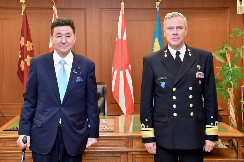 NATO軍事委員會主席包爾（右）7日與日本防衛大臣岸信夫（左）會談，雙方確認「歐洲與印度太平洋地區的安全保障不可分割」。（圖取自twitter.com/ModJapan_jp）