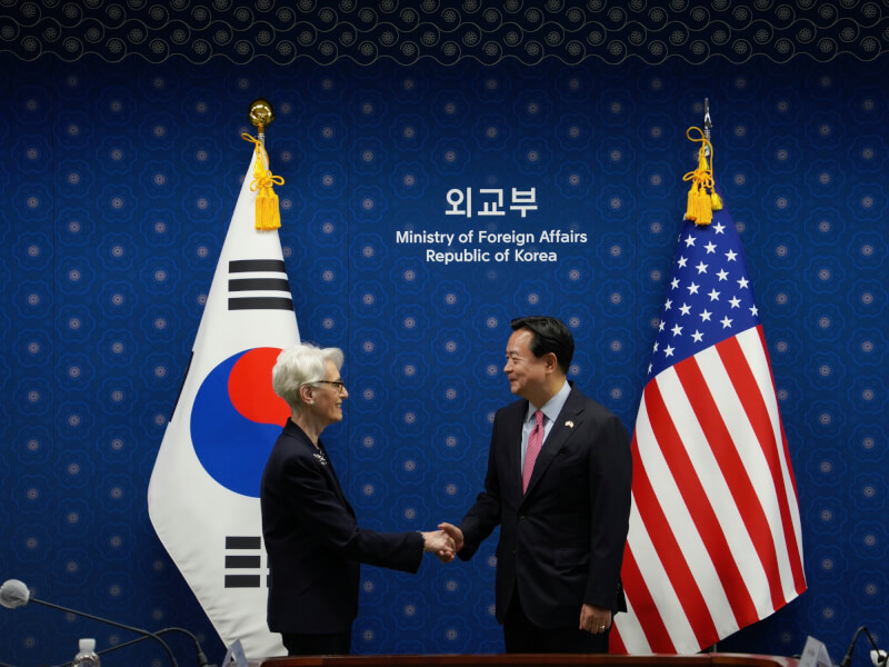美國國務院副國務卿雪蔓（左）7日與南韓副外長趙賢東（右）於首爾會談。（圖取自twitter.com/DeputySecState）