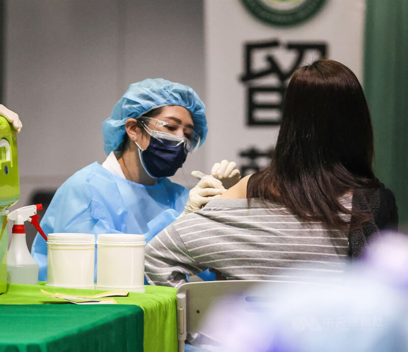 台北市7日上午開放第15期疫苗預約。圖為民眾2月至捷運松山站施打疫苗。（中央社檔案照片）