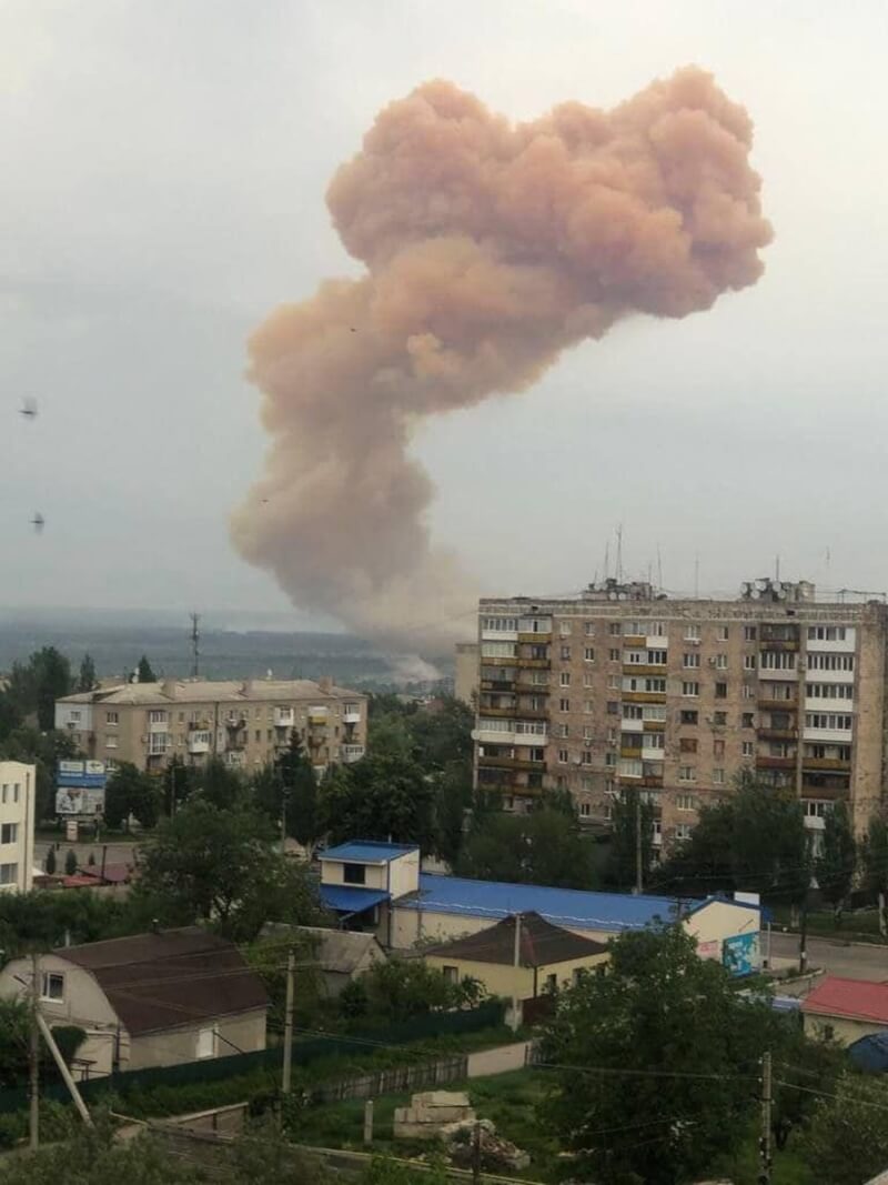 圖為北頓內茨克一座化學工廠的硝酸槽5月31日遭俄軍空襲。（圖取自facebook.com/UA.National.Police）