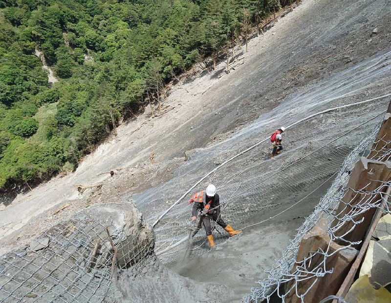 中橫公路台8線117.4k關原災害路段封閉逾1個月,將於8日開放通行,因災情嚴重,仍需進行邊坡保護、路基加固等工程,採管制放行,每日放行2小時。(公路總局提供)中央社記者張祈傳真 111年6月7日