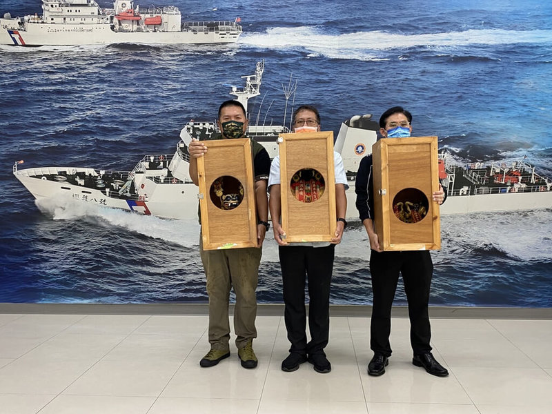 嘉義縣新港奉天宮2016年分靈太平島媽祖,7日與海巡署官兵一同搭乘巡防艦返台休假抵達高雄港,海巡弟兄為了保護神像,還特製木箱供奉媽祖等神尊。(呂文正提供)中央社記者蔡智明傳真 111年6月8日