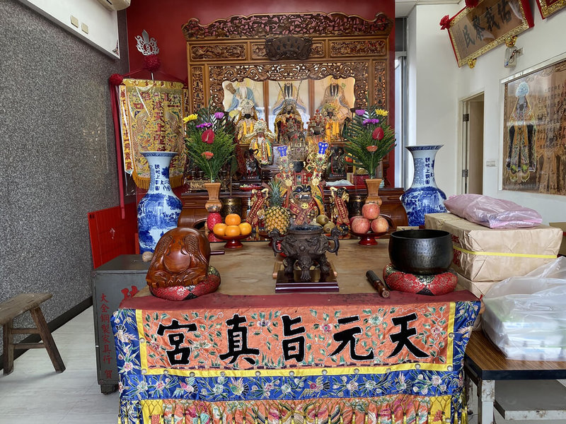 嘉義縣新港奉天宮2016年分靈太平島媽祖,7日與海巡署官兵一同搭乘巡防艦返台休假抵達高雄港,暫時安奉高雄天元旨真宮。(呂文正提供)中央社記者蔡智明傳真 111年6月8日