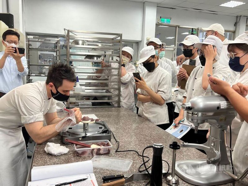 曾在法國米其林三星餐廳工作的甜點主廚索里亞諾華金（Soriano Joaquin）（前左）日前到弘光科技大學進行示範教學，傳授製作法式甜點技巧。中央社記者趙麗妍攝 111年6月8日