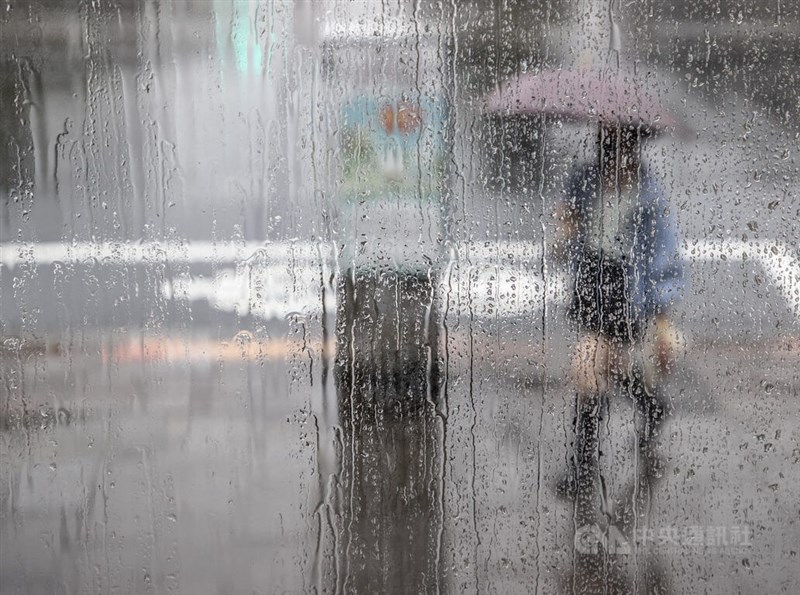 圖為台大醫院附近，民眾外出撐傘避雨。中央社記者謝佳璋攝 111年6月8日