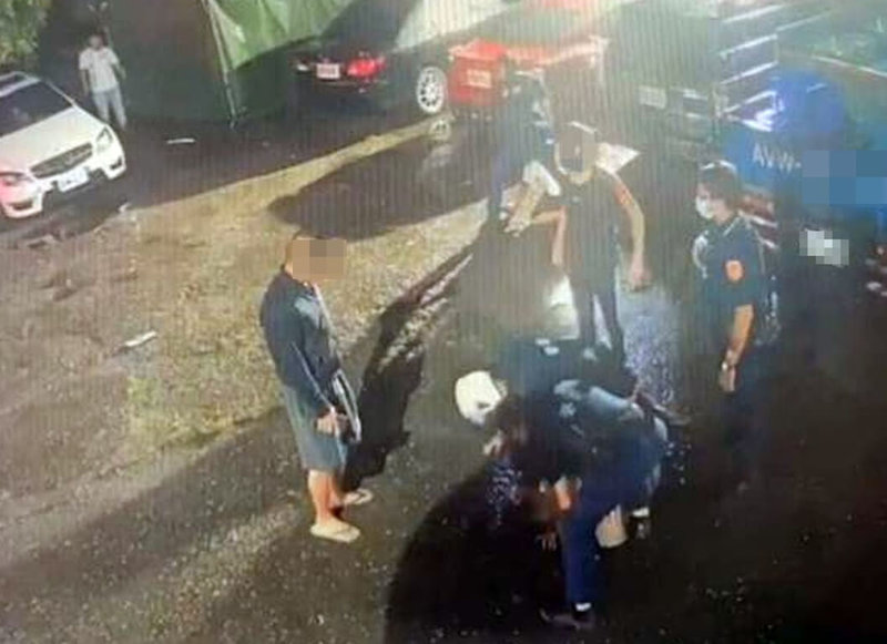 台中市龍井區一家釣蝦場8日凌晨發生群聚鬥毆，警方獲報前往，以辣椒水壓制，將13人帶回偵訊。（民眾提供）中央社記者趙麗妍傳真  111年6月8日