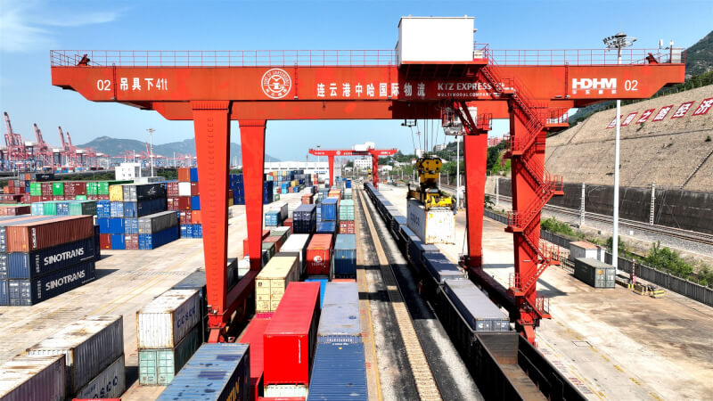 中國商務部8日表示，有部分行業存在訂單外流和產業外移的現象。圖為江蘇連雲港中哈物流基地。（中新社）