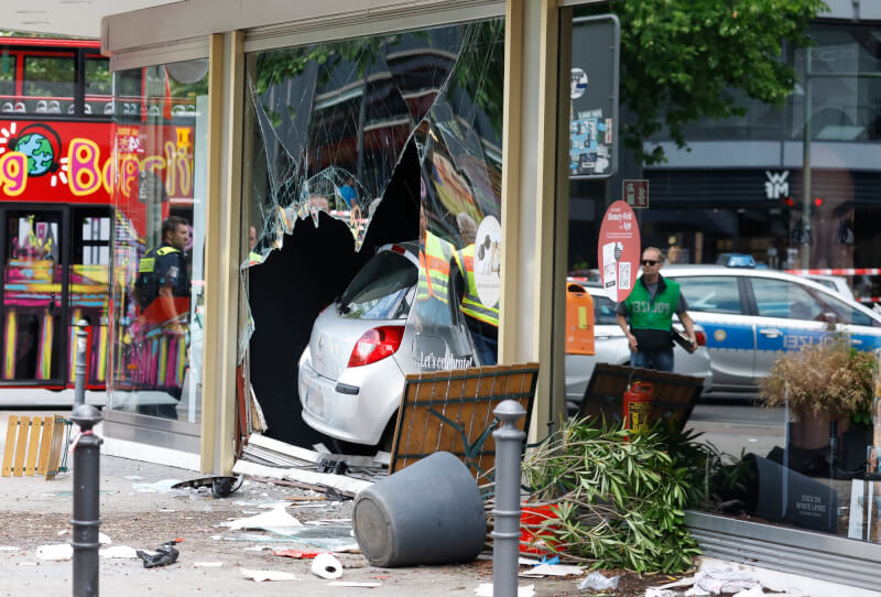 柏林西區一條人潮熙來攘往的購物大街8日發生汽車衝入人群事件，造成至少1死10多傷。（法新社）
