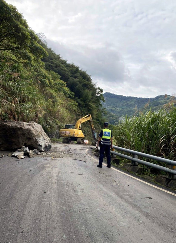 嘉義縣山區雨勢大，阿里山鄉達邦公路（169線）28公里處日前發生落石砸中車輛事故，7日晚間在同處路段又發生巨石掉落事件，幸無人員傷亡。警方8日到場警戒管制。（警方提供）中央社記者黃國芳傳真 111年6月8日