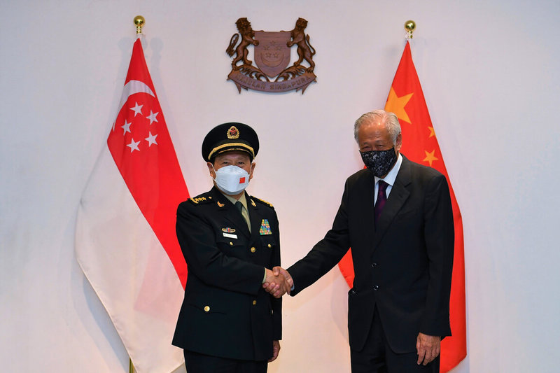 新加坡與中國9日舉行首屆國防部長對話，由星國國防部長黃永宏（右）、中國國防部長魏鳳和（左）主持。（新加坡國防部提供）中央社記者侯姿瑩新加坡傳真  111年6月9日