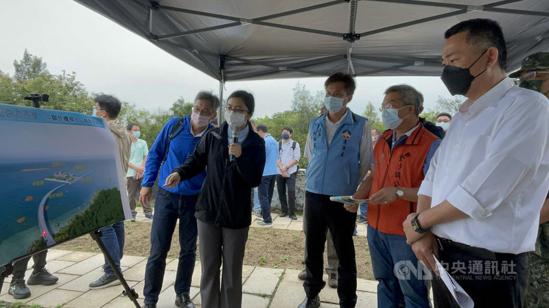 金門縣政府9日與軍方陸軍金門防衛指揮部等單位人員進行馬山建港前置作業現勘,縣長楊鎮浯(右)聽取相關簡報,並指示承辦單位從嚴檢討港區型式、配置及規模,力求降低對海岸環境衝擊。中央社記者黃慧敏攝 111年6月9日