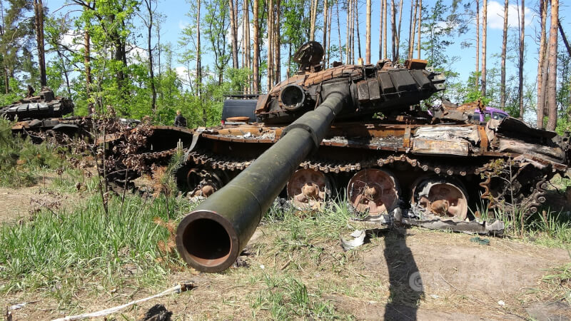 一輛被烏克蘭守軍擊毀的俄羅斯坦克，停放在烏克蘭首都基輔市郊。中央社記者林行健基輔攝 111年6月9日