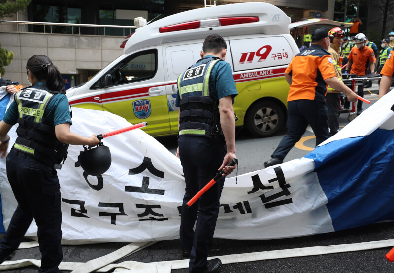 韓國大邱市一棟辦公大樓9日發生火災，至少7人喪生。圖為救護車與警消至現場救援。（韓聯社）
