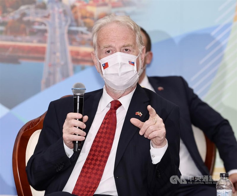 斯洛伐克國會友台小組主席歐舒斯基(前)9日確診。圖為歐舒斯基8日在記者會發表談話。(中央社檔案照片)