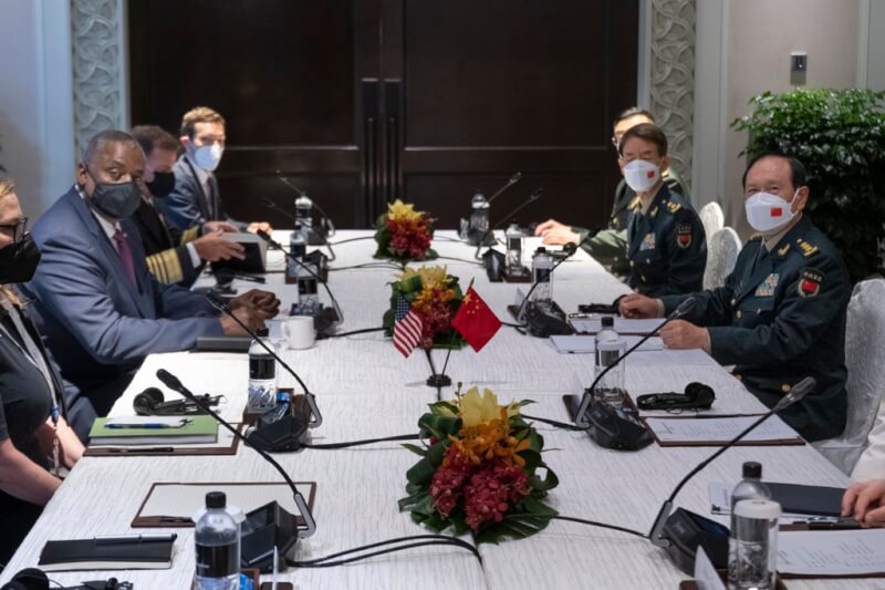 「香格里拉對話」亞洲安全會議10日在新加坡揭幕，美國國防部長奧斯汀（左2）與中國國防部長魏鳳和（右1）首次面談。（圖取自twitter.com/SecDef）