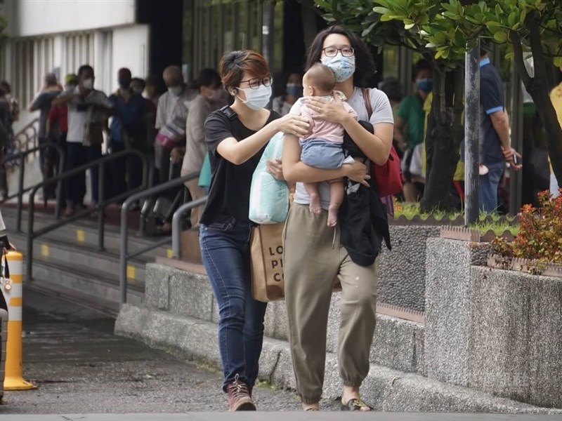 圖為9日有民眾抱著嬰兒赴高雄長庚醫院急診室外的「小兒特診」就醫。（中央社檔案照片）