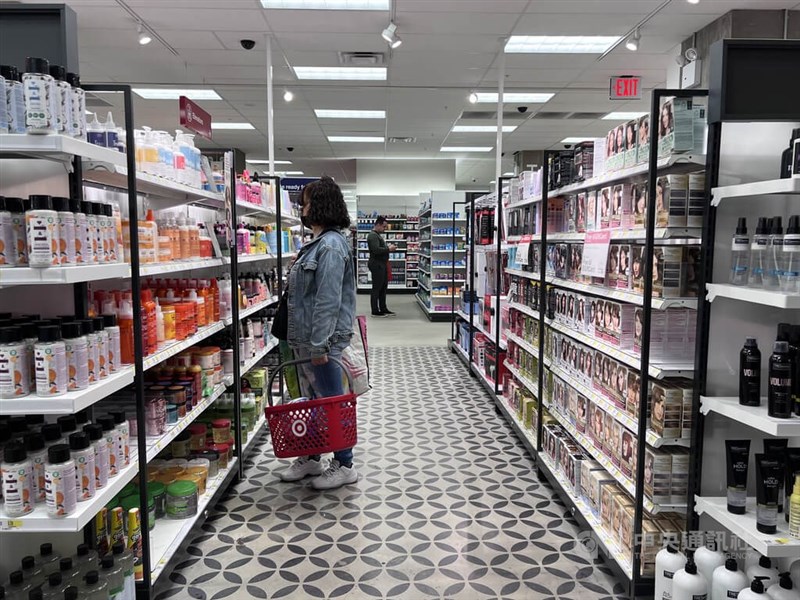 美國5月消費者物價指數（CPI）較去年同期飆升8.6%。圖為紐約民眾在曼哈頓一間超市購物。（中央社檔案照片）