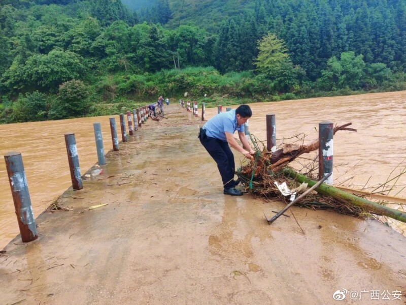 受強降雨影響，9日廣西北流市4個村莊遭遇泥石流災害，造成7人死亡、1人失蹤。（圖取自廣西公安微博weibo.com）