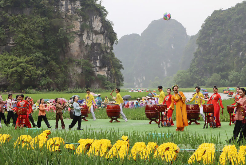 為了提升越南旅遊業的競爭力，在檢視越南COVID-19疫情防控情況後，越南文化體育與旅遊部提議免除1萬美元COVID-19治療額度的保險要求。圖為越南寧平省旅遊週開幕活動。中央社記者陳家倫寧平攝  111年6月10日