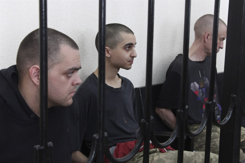 烏東親俄分離主義份子所設的法院9日認定英國人艾斯林（左）和平納（右）、摩洛哥人沙德旺（中）有罪，他們3人是在為烏克蘭戰鬥時被俘。（美聯社）