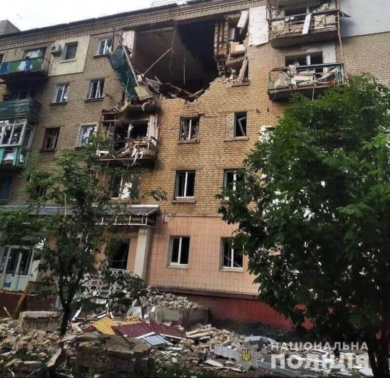烏克蘭軍隊9日在北頓內茨克激烈巷戰中取得推進，但需要更多火砲來扭轉戰局。圖為盧甘斯克地區民宅遭砲擊。（圖取自facebook.com/UA.National.Police）