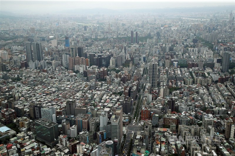 央行16日宣布升息半碼，房貸族壓力加劇。圖為高處俯瞰台北市區。（中央社檔案照片）