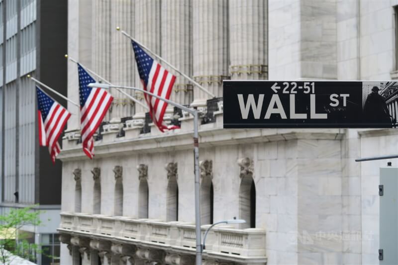 華爾街股市10日重挫，道瓊工業指數終場下跌880.00點，或2.73%。圖為華爾街路標及紐約證券交易所。（中央社檔案照片）