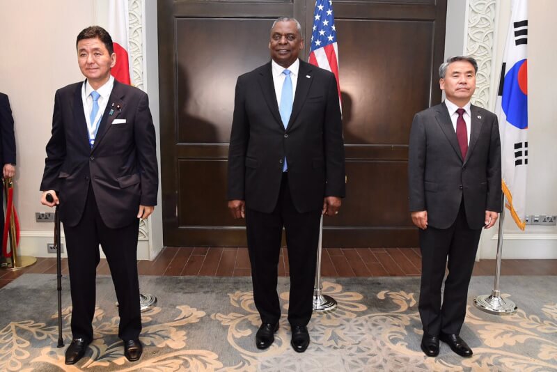日本防衛大臣岸信夫（左）、美國國防部長奧斯汀（中）及韓國國防部長李鐘燮（右），11日在新加坡舉行會談。（圖取自twitter.com/ModJapan_jp）