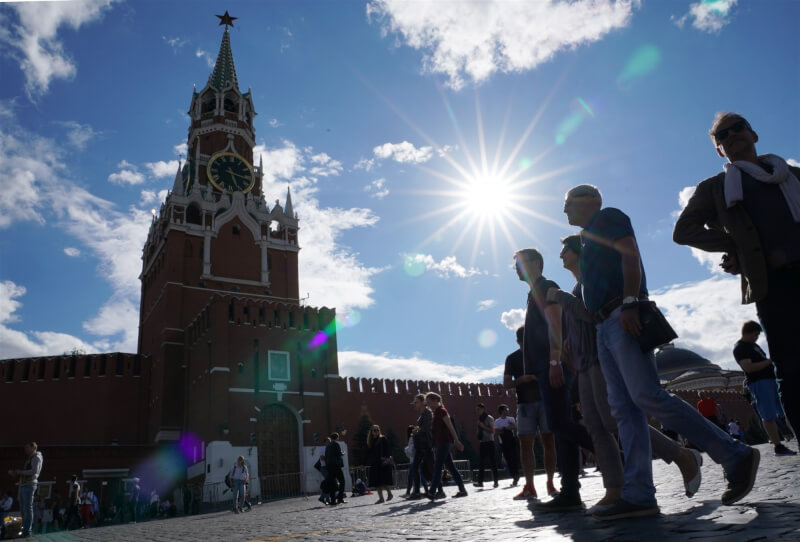 莫斯科10日正式宣布退出聯合國世界觀光組織。圖為2018年7月5日民眾在莫斯科紅場遊覽。（中新社）