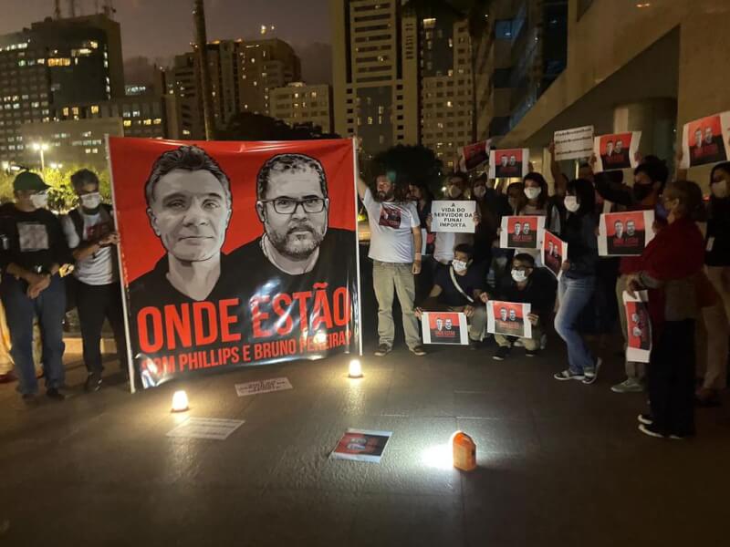 巴西非營利組織Indigenistas Associados發起集會活動,手持菲力普斯和白瑞拉的肖像海報聲援。(圖取自twitter.com/INAindigenista)