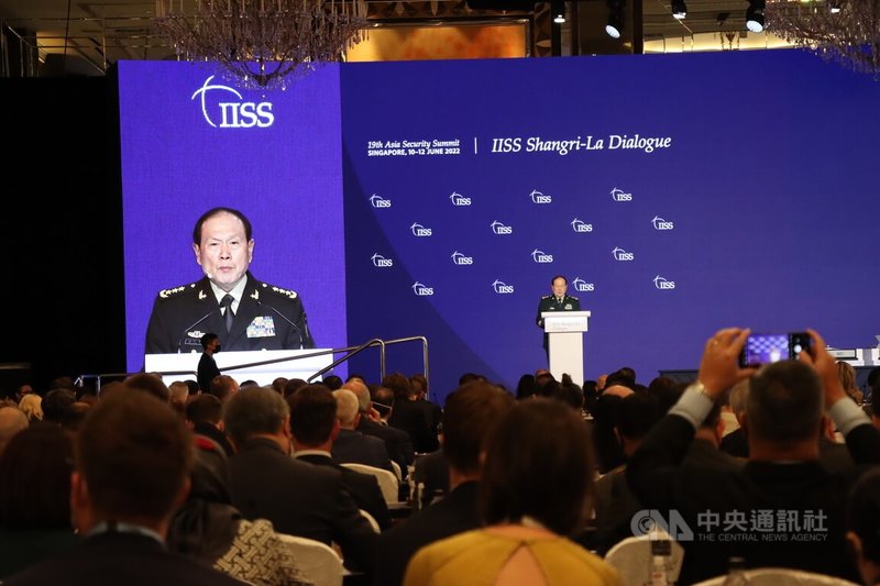 中國國防部長魏鳳和12日在新加坡「香格里拉對話」發表演講。中央社記者侯姿瑩新加坡攝 111年6月12日