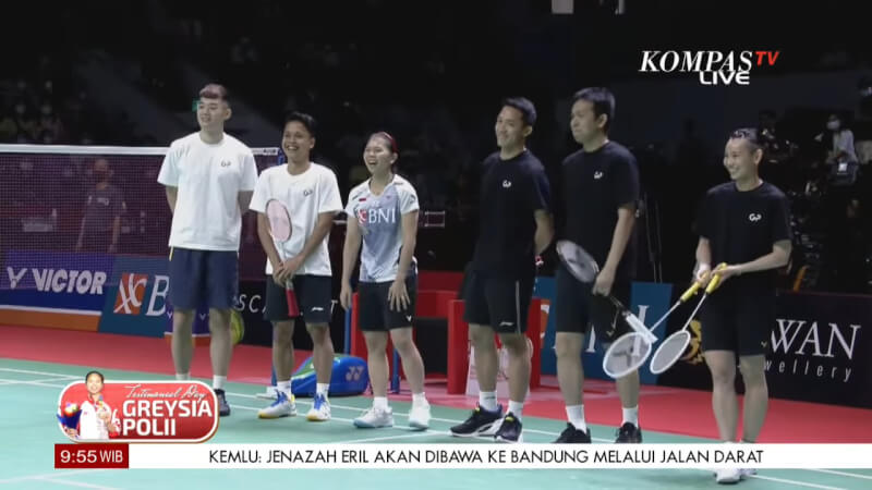 印尼女雙好手波利（左3）今參加印尼羽球總會為她舉辦的退休儀式，台灣選手戴資穎（右1）、王齊麟（左1）也受邀參加表演賽。（圖取自youtube.com/c/kompastv）