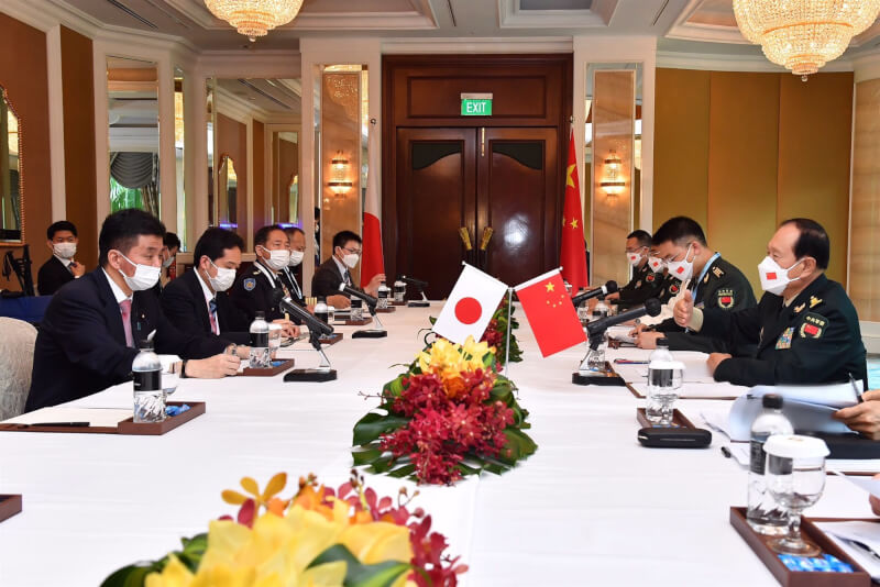 日本防衛大臣岸信夫（左前）12日與中國國防部長魏鳳和（右前）進行雙邊會談。（圖取自twitter.com/ModJapan_en）