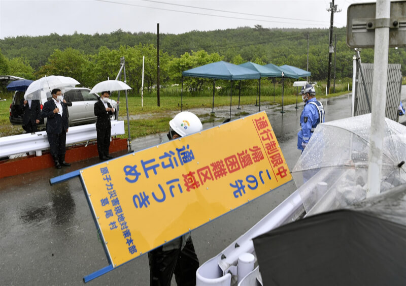 2011年東京電力公司福島第一核電廠發生核子事故後，被日本政府指定為「返家困難區域」的福島縣葛尾村，12日部分地區解除避難指示，並拆除限制出入指示牌。（共同社）
