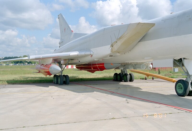 英國情報單位公布報告指出，俄羅斯轟炸機可能發射了1960年代的Kh-22反艦飛彈。圖為掛載於俄羅斯轟炸機Tu-22M下的Kh-22飛彈。（圖取自維機共享資源，版權屬公眾領域）