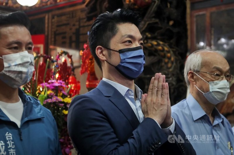 國民黨台北市長參選人蔣萬安（中）與有望加入戰局的台北市副市長黃珊珊，近來屢被問及黨籍問題並隔空交火。蔣萬安13日上午前往松山進安宮參拜，會前受訪表示，政治人物態度搖擺跟投機、無法堅守自己的價值與理念，其實才會被民眾看破手腳。中央社記者裴禛攝  111年6月13日