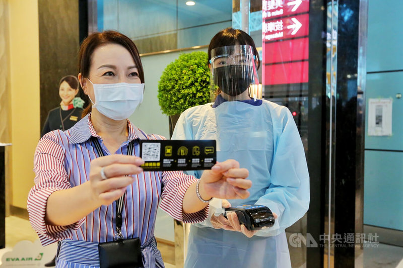桃園國際機場15日凌晨0時起恢復轉機服務,桃機公司在13日下午進行實地模擬演練,依據規劃,轉機(過境)旅客下機後會立即與入境旅客分流,旅客若有購買免稅商品及飲食需求,免稅店業者將以QR Code提供旅客於App選購後,再由專人配送。中央社記者吳睿騏桃園機場攝 111年6月13日