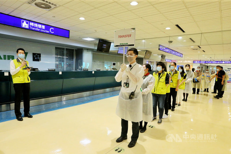 桃園國際機場15日凌晨0時起恢復轉機服務,桃機公司13日下午進行實地模擬演練,包含旅客下機、安檢、候機、供餐購物及親友接送等流程。中央社記者吳睿騏桃園機場攝 111年6月13日