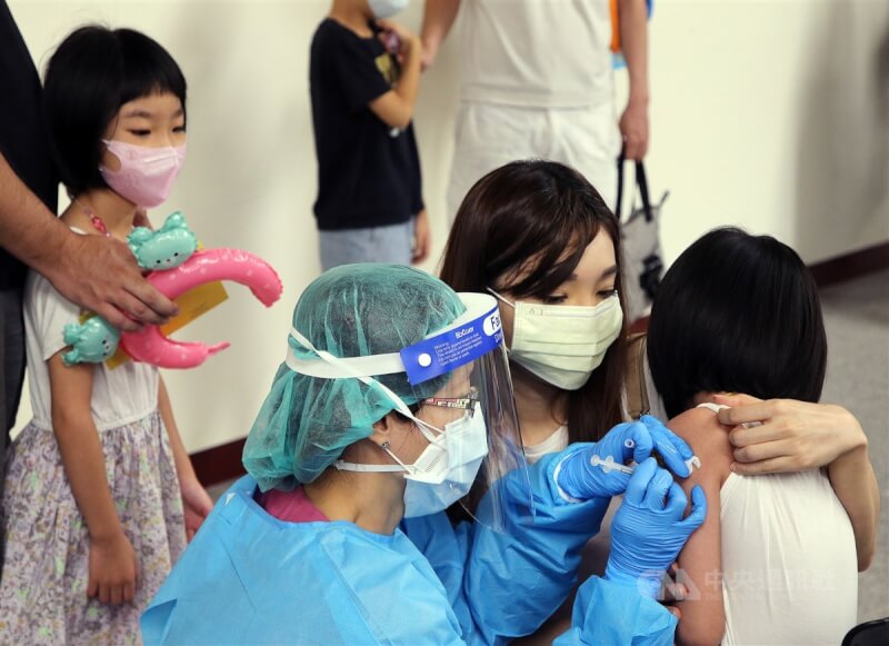 台北市副市長蔡炳坤13日說，針對覆蓋率約為6成的第1劑疫苗，已規劃設立6處中型接種站。圖為3日民眾帶孩童到台北市中正紀念堂接種站接種疫苗。（中央社檔案照片）