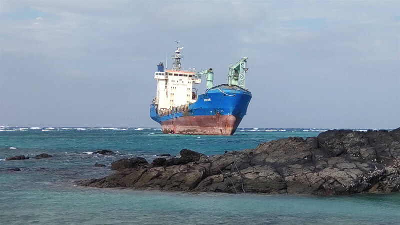 巴拿馬籍貨輪信燕輪去年擱淺在澎湖吉貝嶼，航港局13日成功拖淺，避免造成生態威脅。（中央社）