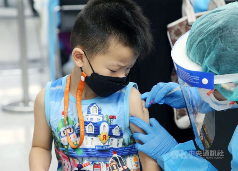 台北市兒童第2劑疫苗接種規劃分2階段進行，18日及25日將由教育局造冊後安排兒童到4處國小接種，27日啟動校園接種。圖為3日中正紀念堂醫護人員幫孩子打疫苗。（中央社檔案照片）