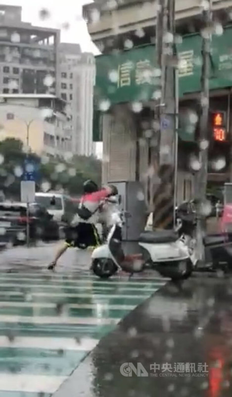 台中市日前發生2名機車騎士因行車糾紛當街扭打鬥毆事件，過程遭民眾拍下影片在網路播放；台中市警方13日表示，雖雙方都說不願意提出告訴，全案仍依違反社會秩序維護法規定移請裁處。（翻攝照片）中央社記者郝雪卿傳真  111年6月13日