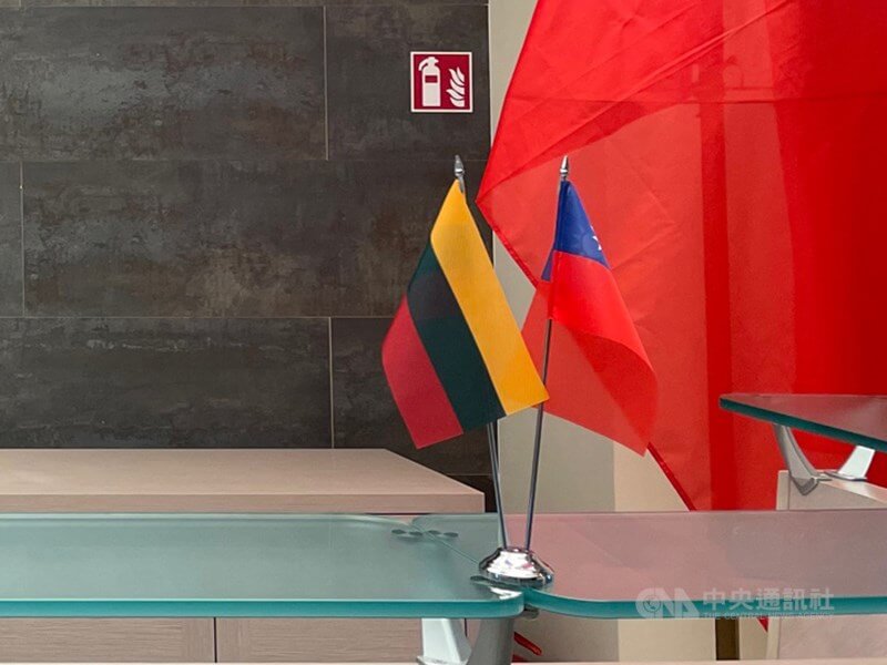 立陶宛農業部次長吉爾卓帝斯22日率團訪台，為台北國際食品展的立陶宛館揭幕。圖為立陶宛與中華民國國旗。（中央社檔案照片）
